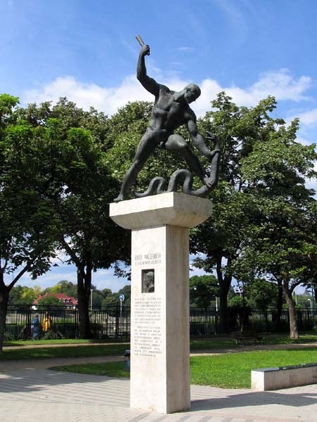 Raoul Wallenberg Szent Istvan park 2005 augusztus 9 048v 450x600
